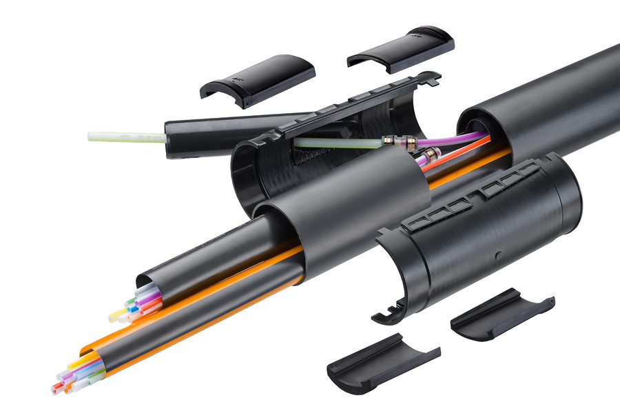 Mit Halbrohr-Muffen-Abzweig HRMA speedpipe oder Kabel aus einem PE/PVC-Rohr abzweigen.